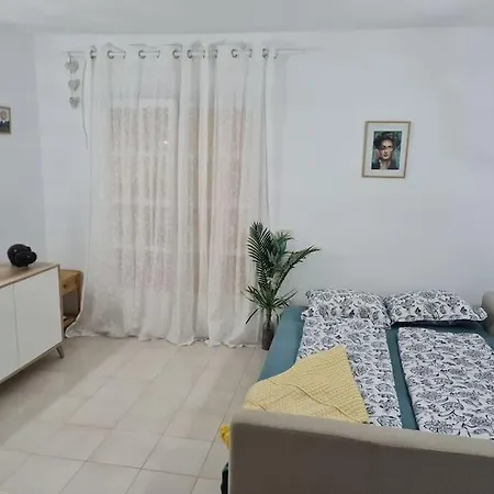 Bright And Cosy Ground-floor By The Sea Apartment